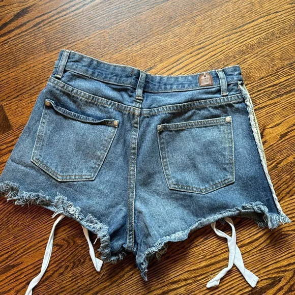 POL denim distressed fringe-edge 5-pocket front lace-up shorts. Large. - Picture 5 of 6